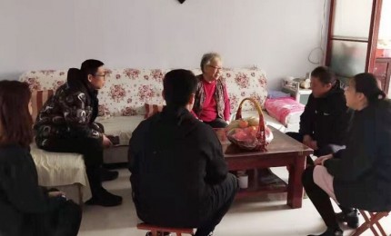 弘扬雷锋精神，关爱空巢老人