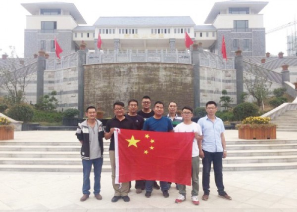 尧王山花园前泰丰员工与国旗合影