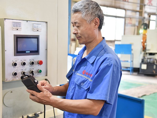 数控机床工人正在进行操作