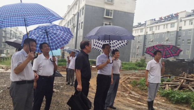 青州市人大常委会党组书记、副主任杨云生同志在普通安置区召开现场办公会