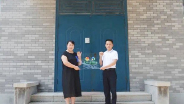 共青团青州市委书记赵兴华到集团为青年驿站授牌
