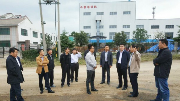 青州市副市长耿怀金率工作组现场调度九龙居小区供暖管网铺设等工作